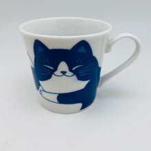 Load image into Gallery viewer, Japanese Porcelain Cat Mug
